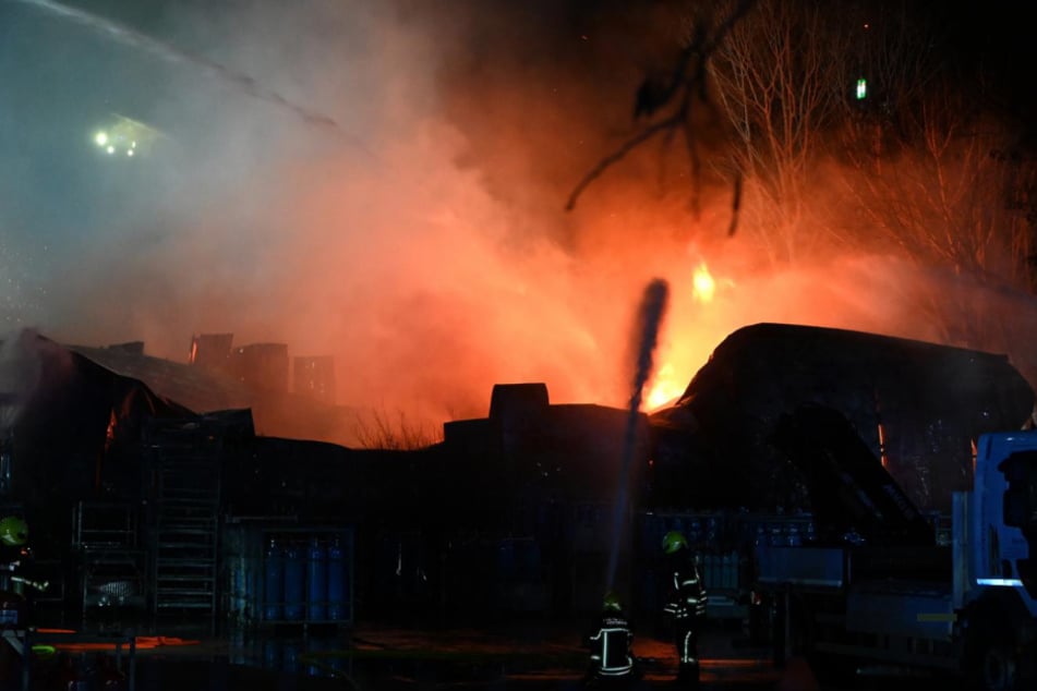 Lagerhalle einer Autowerkstatt steht in Flammen: Anwohner gewarnt
