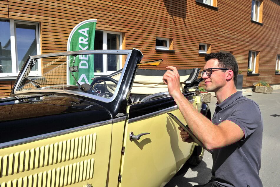 Oldtimer-Prüfung bei einem DKW F 8: Florian Brase kontrolliert den Winker.