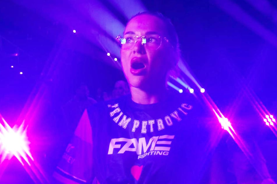 Beim "Fame Fighting" unterstützte Emmy Russ (26) ihren vermeintlichen Lover Aleks Petrovic (34).