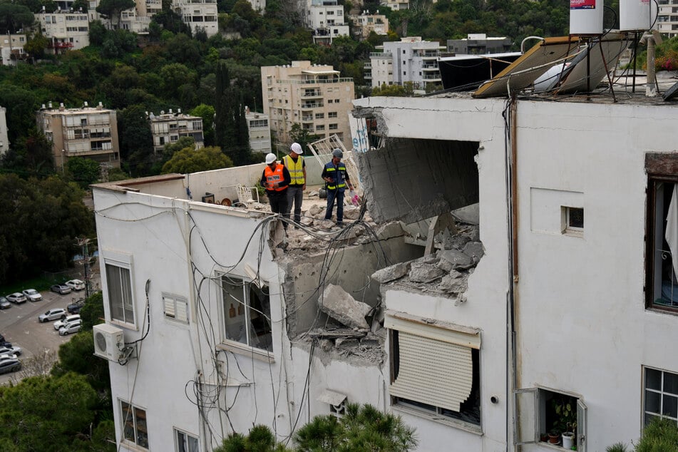 Haifa: Männer inspizieren ein beschädigtes Haus nach einem iranischen Raketeneinschlag.