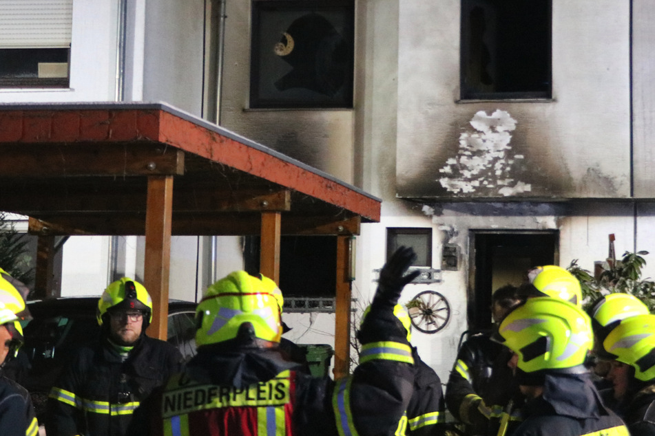 Zwei Menschenleben in Gefahr: Feuerwehr löscht brennendes Wohnhaus