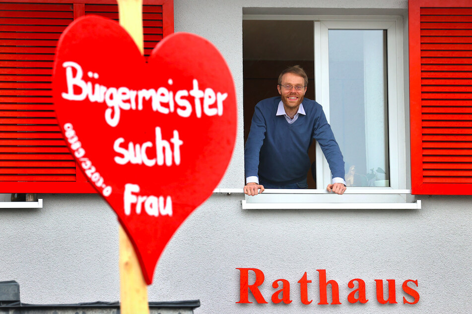Jörg Aghte (39), Bürgermeister von Sigmarszell, schaut aus dem Fenster seines Rathauses. Findet er mit der tollen Aktion der Feuerwehr seine "First Lady"?
