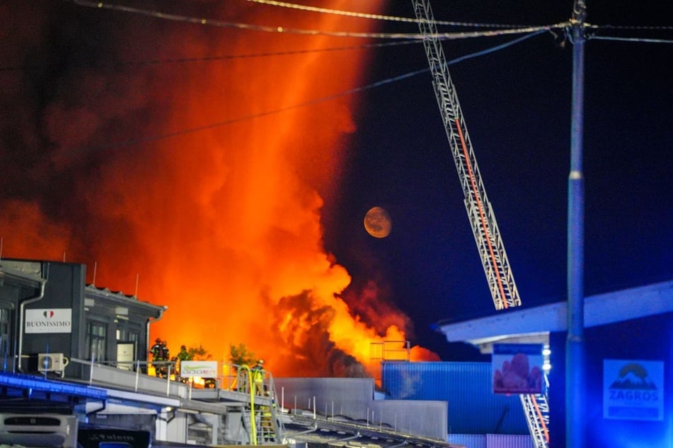 Der Großmarkt stand lichterloh in Flammen.