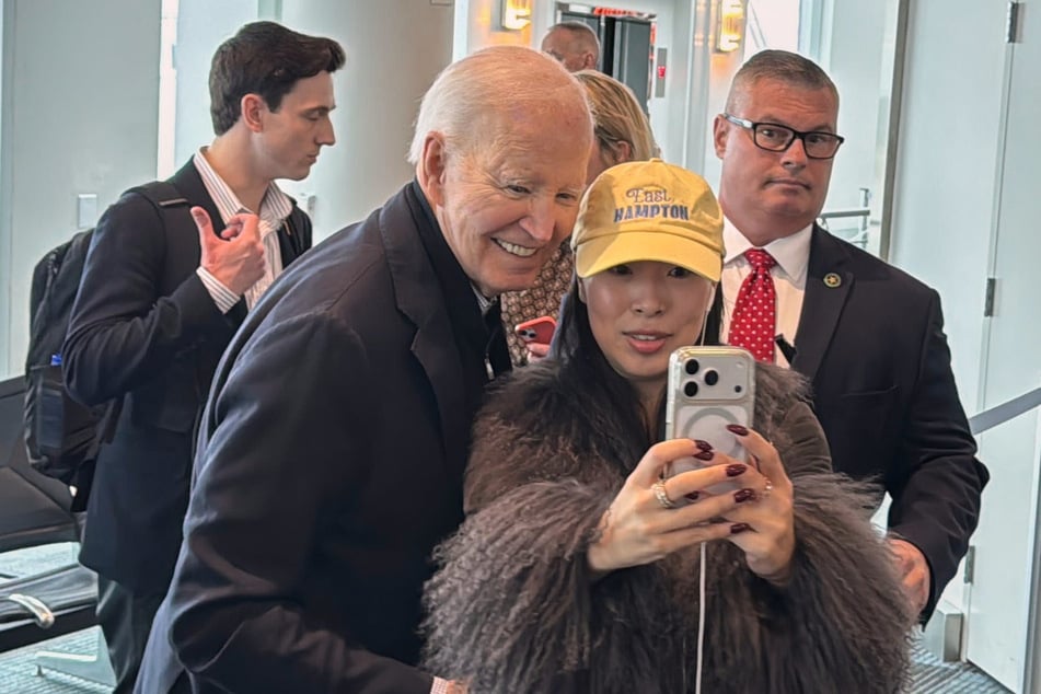 27. Februar 2026: Der ehemalige US-Präsident Joe Biden (83) posiert nach seiner Landung für ein Selfie mit Passagieren, die am Flughafen Columbia auf einen abgehenden Flug warten.