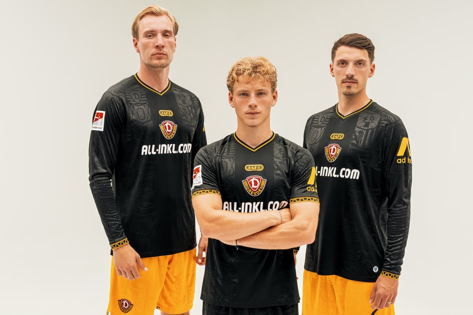 Vincent Vermeij (31, v.l.), Jonas Oehmichen (22) und Nicolai Rapp (29) dürfen das schwarze Auswärtstrikot von Dynamo Dresden präsentieren.