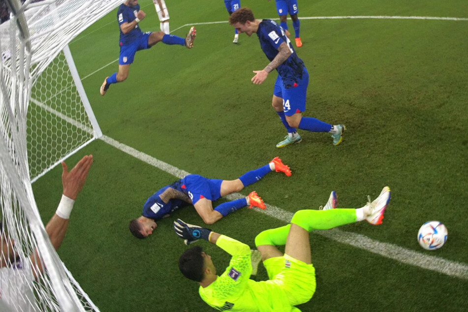 Christian Pulisic (am Boden) verletzte sich bei seinem wichtigen Treffer für die US-Boys.