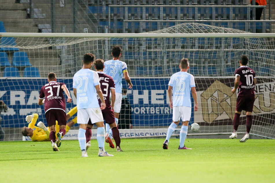 Bitter! Ronny Garbuschewski (BFC Dynamo, rechts) netzte in der 39. Minute beim CFC ein.