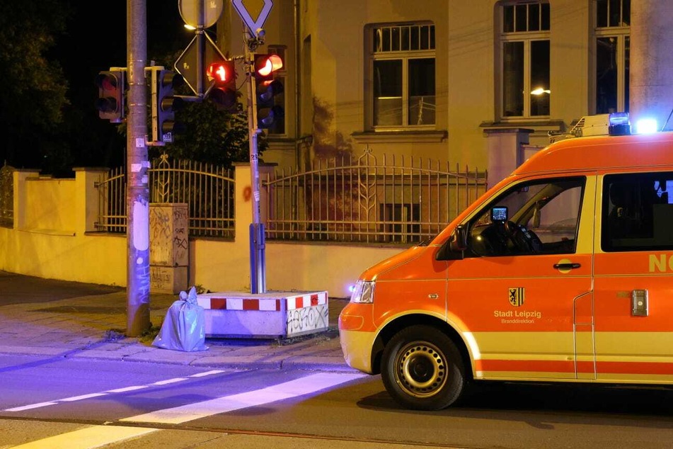 Ein blauer, zugeschnürter und übel riechender Müllsack hat am Montagabend auf der Karl-Heine-Straße für einen Großeinsatz gesorgt.