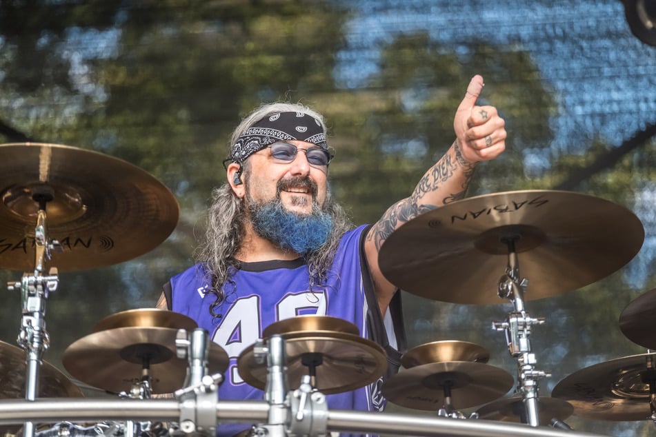 27 Jahre ist es her, seit die Metal-Ikonen die Messestadt besuchten. Am Dienstag gab es nun gleich zwei Wiedersehen zu feiern, denn vor zwei Jahren kehrte auch Original-Drummer Mike Portnoy (58) zur Band zurück.