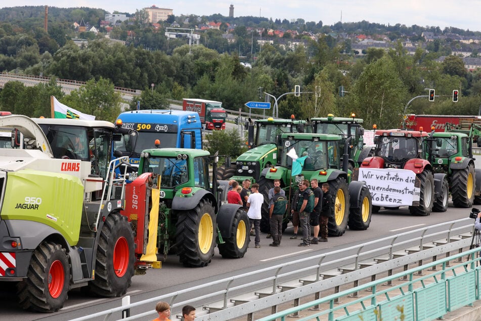 Etwa 20 Traktoren und landwirtschaftliche Maschinen haben am Dienstagnachmittag die B175-Brücke über die A4 blockiert.