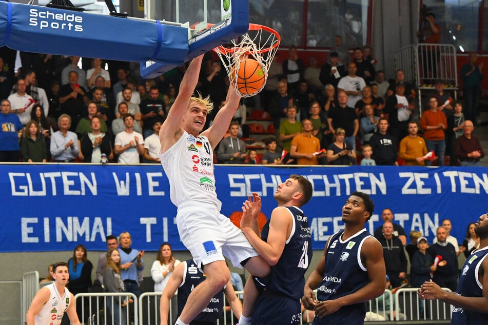 Lukas Zerner (am Korb) schweißte den Ball zu zwei seiner sechs Punkte per Dunking ein.