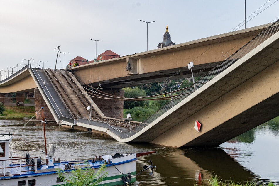 Die Carolabrücke nach dem Einsturz.