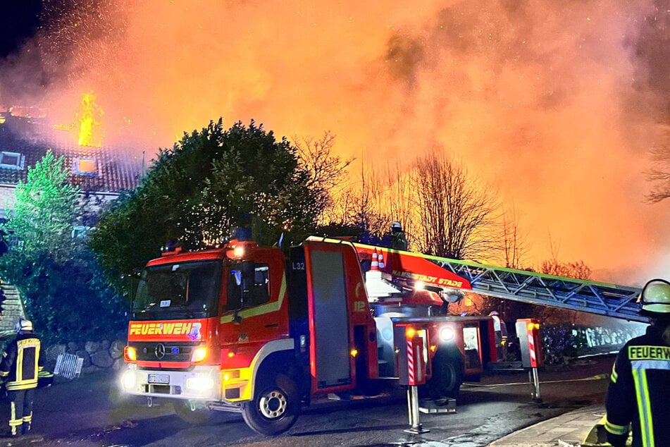 Die Feuerwehr war mit einem Großaufgebot in der Nacht zu Donnerstag im Landkreis Stade im Einsatz.