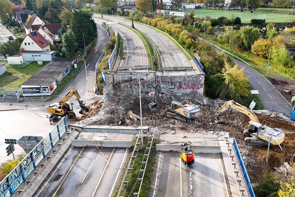 In der Brenneckestraße werden nach dem Abriss die Trümmer beseitigt.