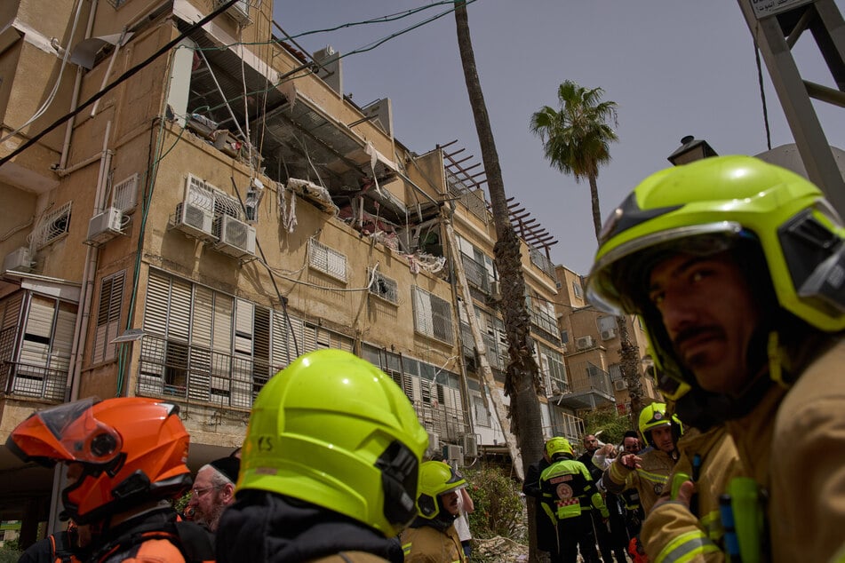 Bnei Brak: Israelische Rettungskräfte reagieren auf den Schaden an einem Wohnhaus, das von einer iranischen Rakete getroffen wurde.