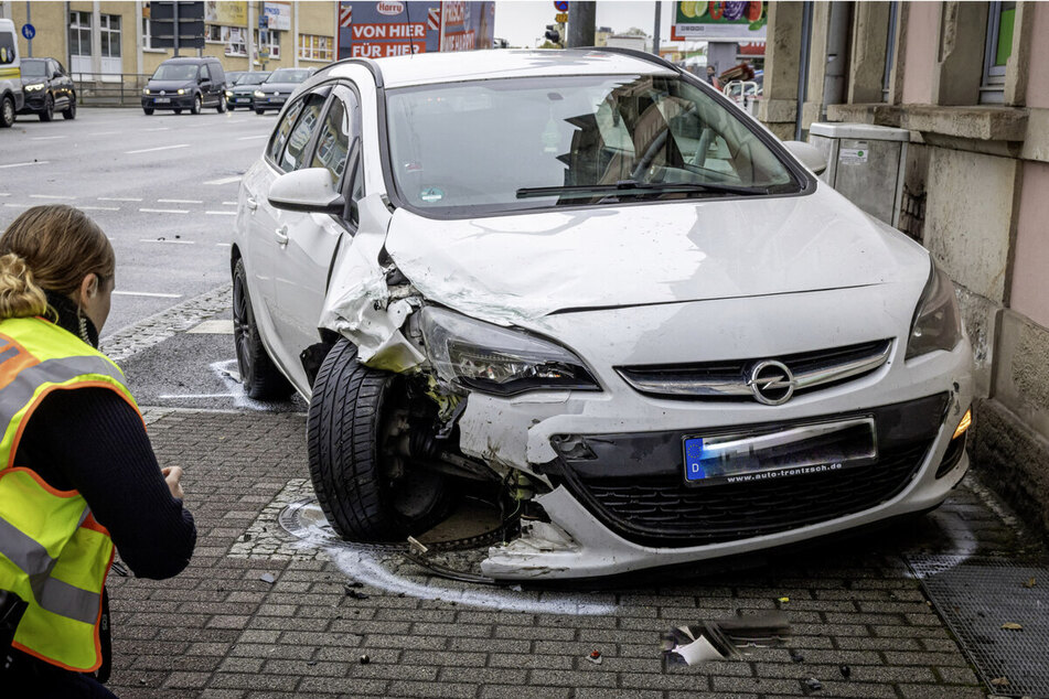 Opel und Kleintransporter krachen zusammen: Eine Person leicht verletzt!
