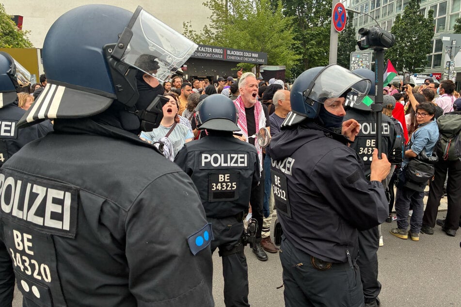 Die Polizei hat die Demonstration aufgelöst.