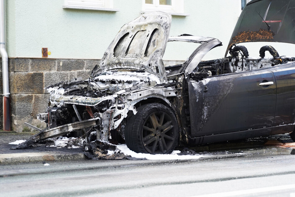 Cabrio brennt in der Lausitz komplett aus, B96 am Nachmittag gesperrt