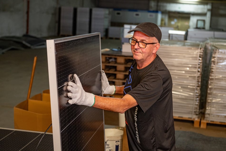 Ein altes Solarmodul wird auf seine Funktionsfähigkeit geprüft.
