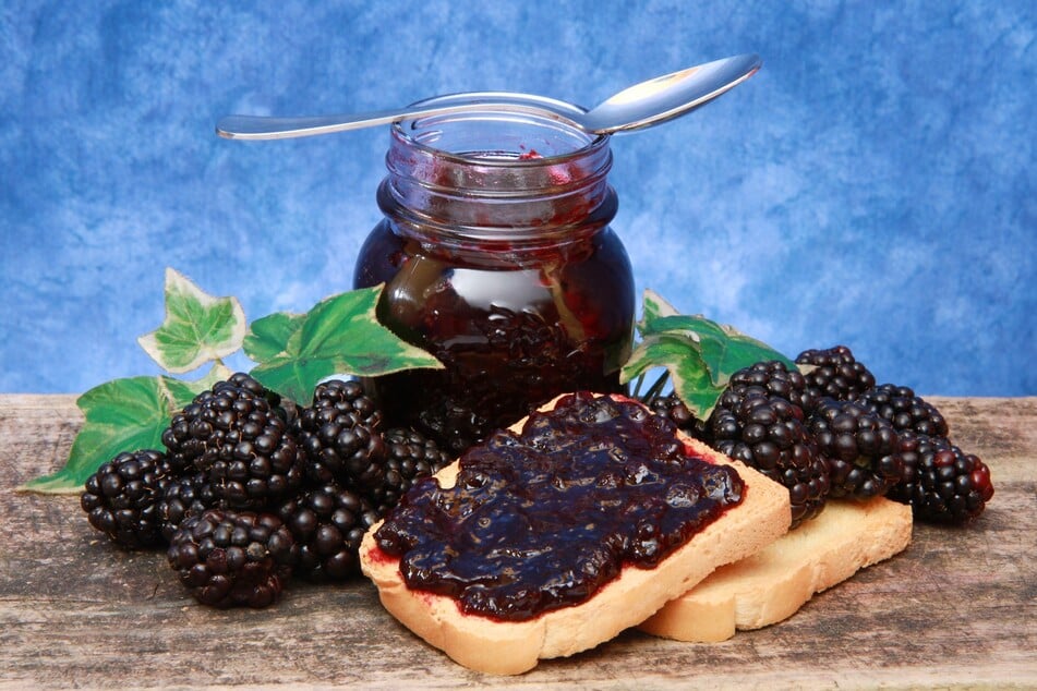 Selbst gemachte Brombeermarmelade eignet sich als Aufstrich für Brot und Brötchen.