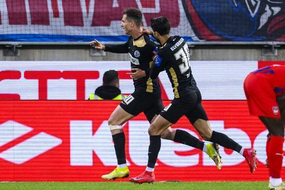 Elversberg-Akteur Fisnik Asllani (22, l.) bejubelt sein Tor zur 2:0-Führung mit Teamkollege Muhammed Damar (21, r.)