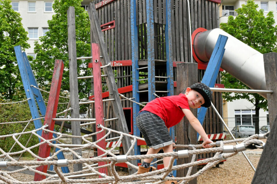 Der Spielplatz "Notruf Zentrale 112" an der Berliner Straße. Hier können Kinder Feuerwehrleuten nacheifern.