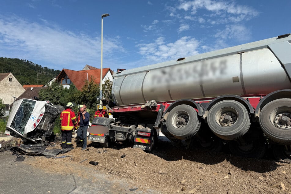 Das Laster (r.) kam in Schieflage am Ende der Baustelle zum Stehen.