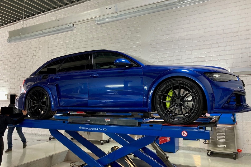 Der getunte Audi auf der Hebebühne.