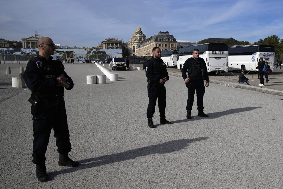 Sicherheitskräfte bewachen nach einer Bombendrohung Schloss Versailles. Die Behörden riefen Terroralarm aus.