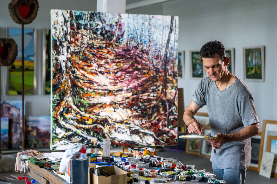 Hier ist mehr als Angucken erlaubt: Im Atelier von Maler-Profi Tino Beck (52) darf Kunst nicht nur aus der Ferne betrachtet werden.