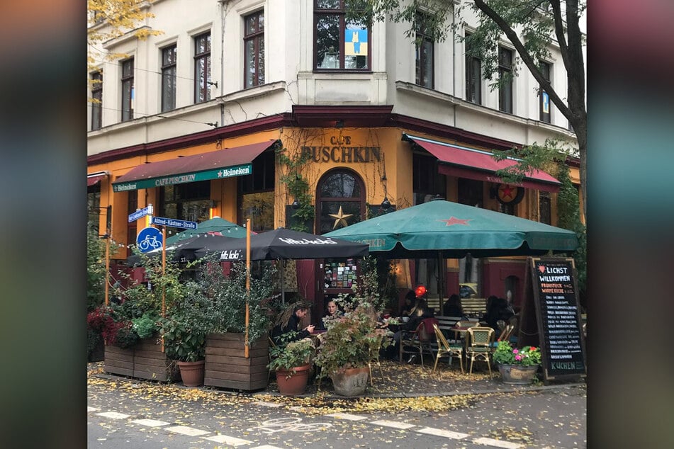 Im Café Puschkin geht's am Sonntag lustig zu.