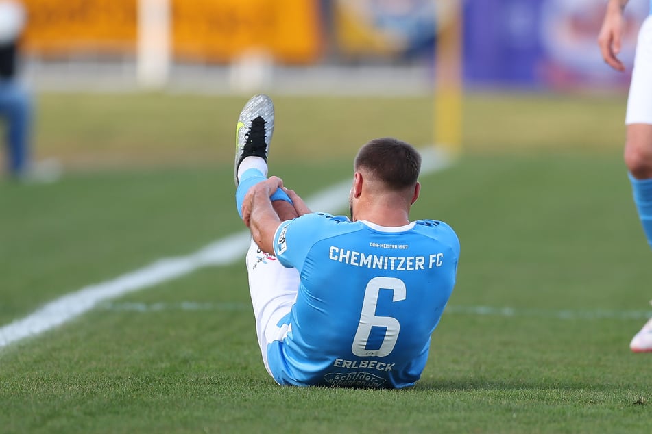 Das Knie! Niclas Erlbeck droht eine lange Pause.