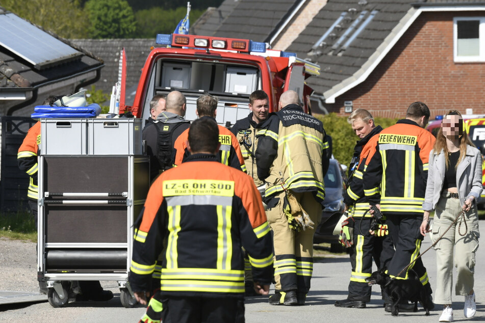 Feuerwehrleute sicherten die Umgebung des Munitionsfundortes in Stockelsdorf ab.