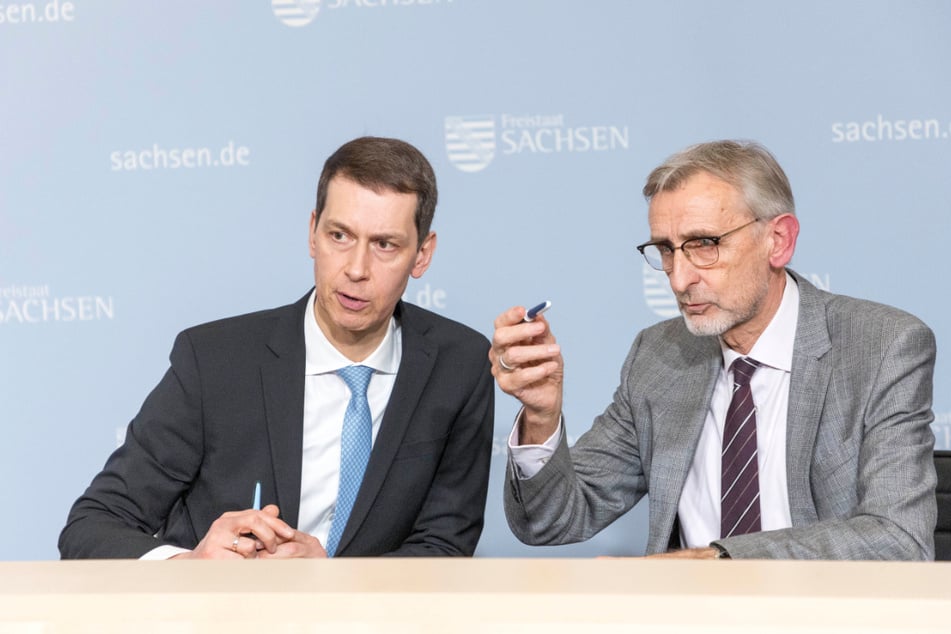 Die Asylbilanz für das Jahr 2025 präsentierte Innenminister Armin Schuster (64, CDU, r.) gemeinsam mit dem Leiter der Landesdirektion Béla Bélafi.