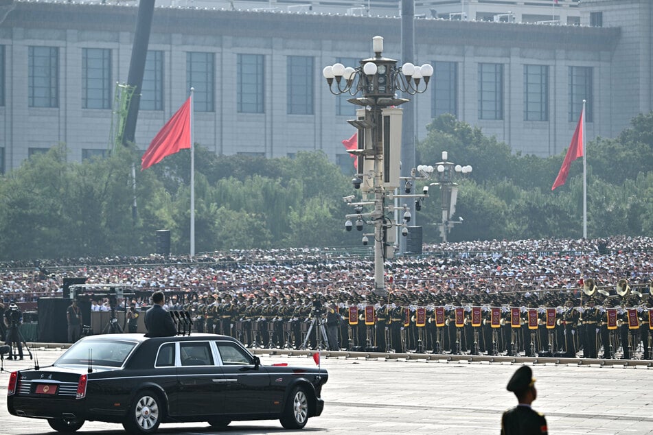 China-Machthaber Xi nimmt die Parade ab.