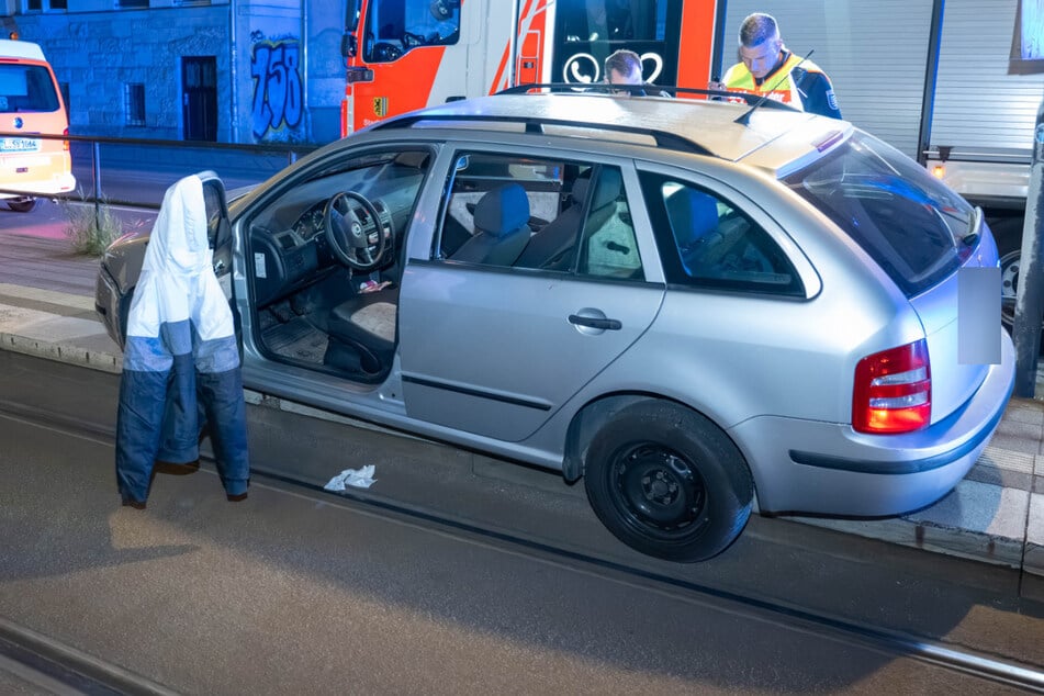 Auf der Eutritzscher Straße ist am Dienstagmorgen ein 20-Jähriger mit seinem Skoda in die Haltestelle Chausseehaus gerauscht.
