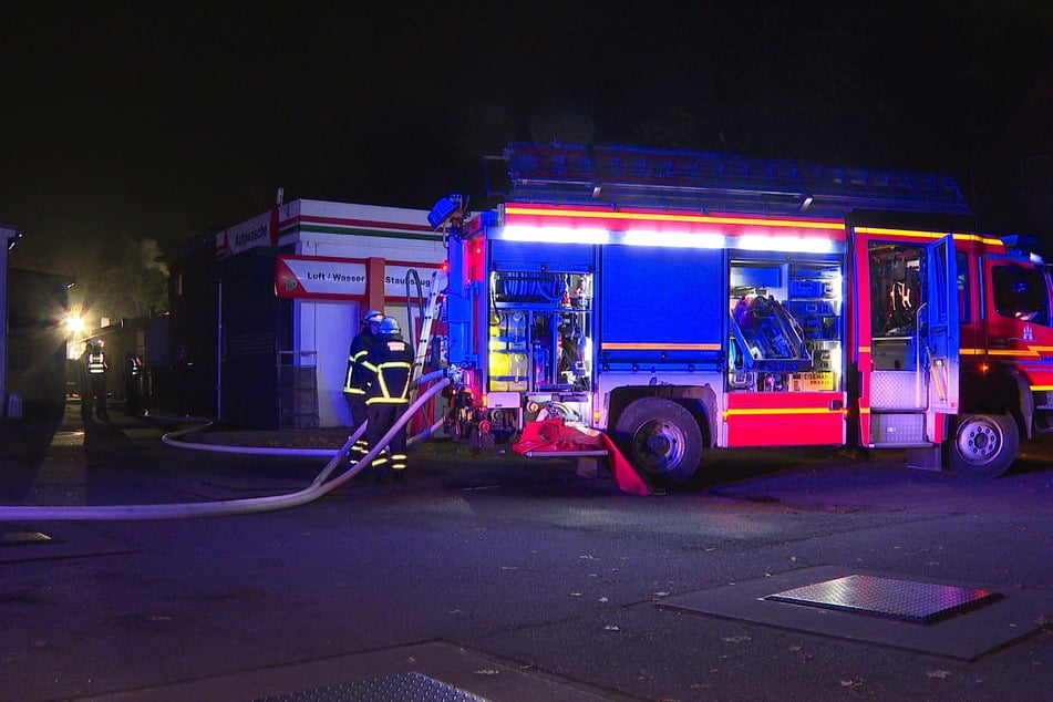 Hamburg: Lodernde Flammen in Hamburger Autowerkstatt: Feuerwehr greift rechtzeitig ein