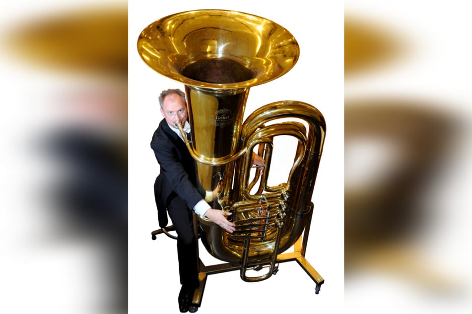 Größer als der Musiker: Die Riesen-Tuba überragt Professor Jörg Wachsmuth.