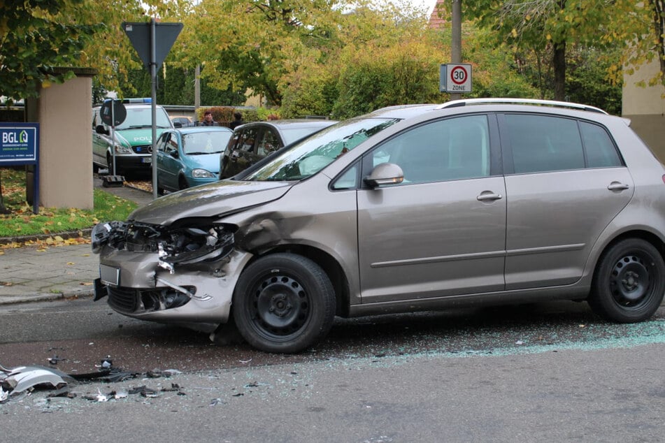 Zwei Autos stießen frontal zusammen.