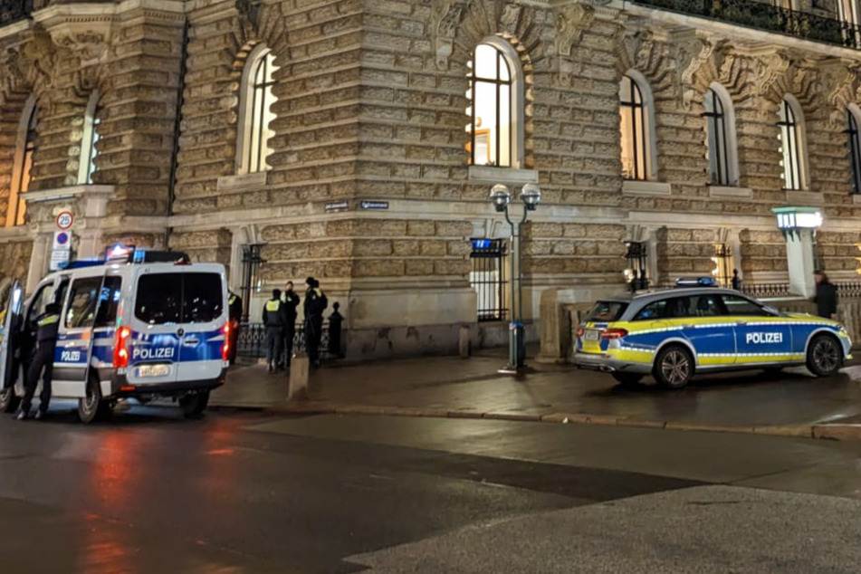 Mehrere Polizeiautos standen am Donnerstag vor dem Hamburger Rathaus.