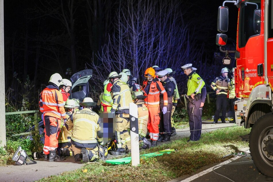 Rettungskräfte kümmerten sich um den verletzten Peugeot-Fahrer, der nach seiner Befreiung in eine Klinik transportiert wurde.