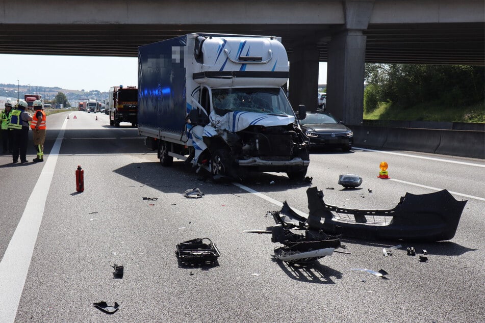 Trümmerteile lagen nach dem Unfall meterweit auf der A6 verteilt.