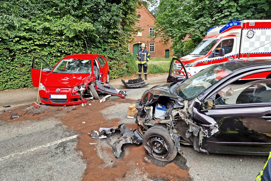 Heftiger Crash in Niedersachsen: Feuerwehr muss Auto aufschlitzen