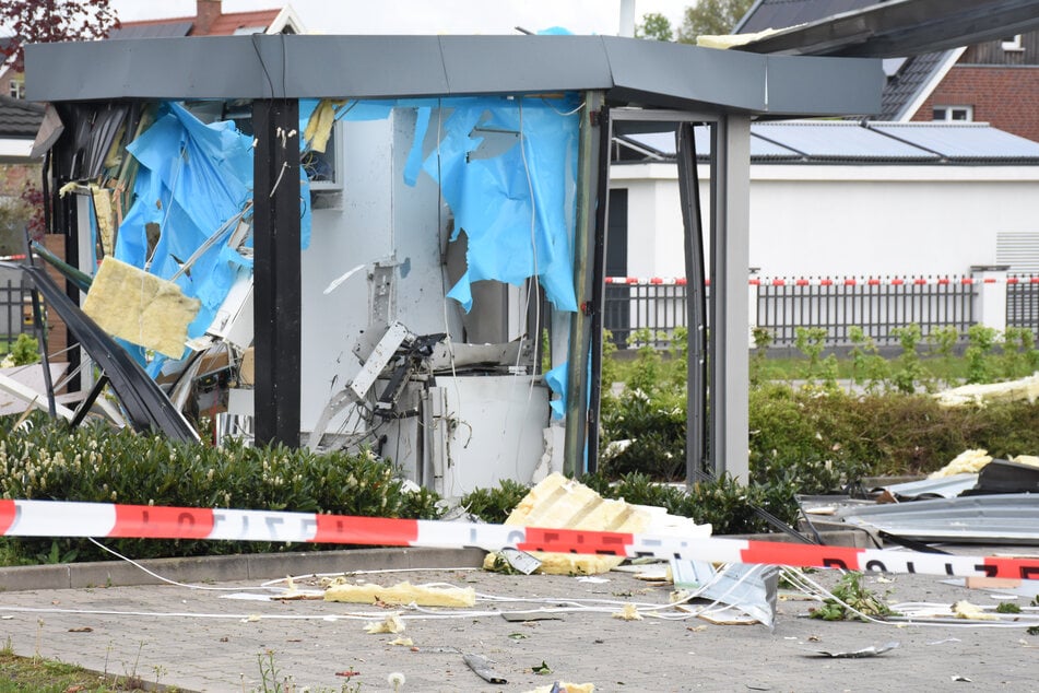 Die Trümmer eines zerstörten Kassenhäuschens liegen nach einer Automaten-Sprengung auf einem Supermarkt-Parkplatz im nordrhein-westfälischen Vreden.