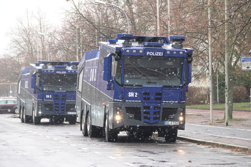 Auch Wasserwerfer sind vor Ort.