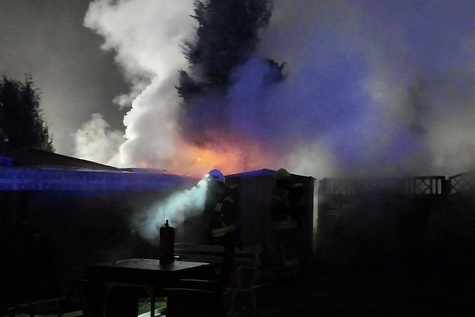 Trotz des dichten Nebels konnte man die Flammen schon aus weiter Entfernung sehen.