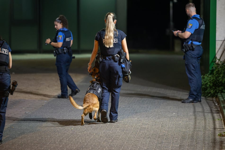 Die Kriminalpolizei begab sich unmittelbar nach der Tat auf Spurensuche am Tatort.