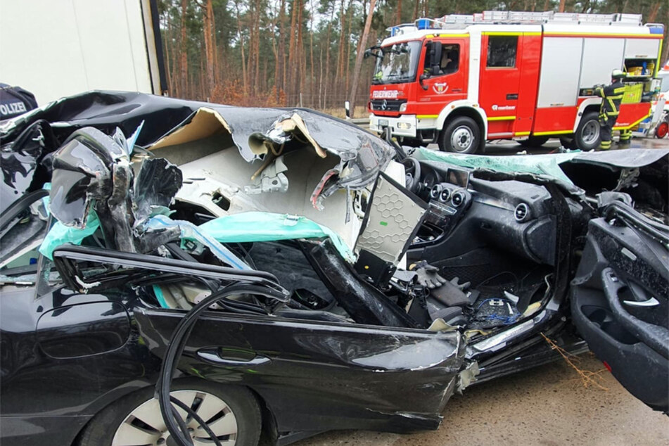 Der 69-jährige Fahrer zog sich schwerste Verletzungen zu, sein Wagen wurde völlig zerstört.
