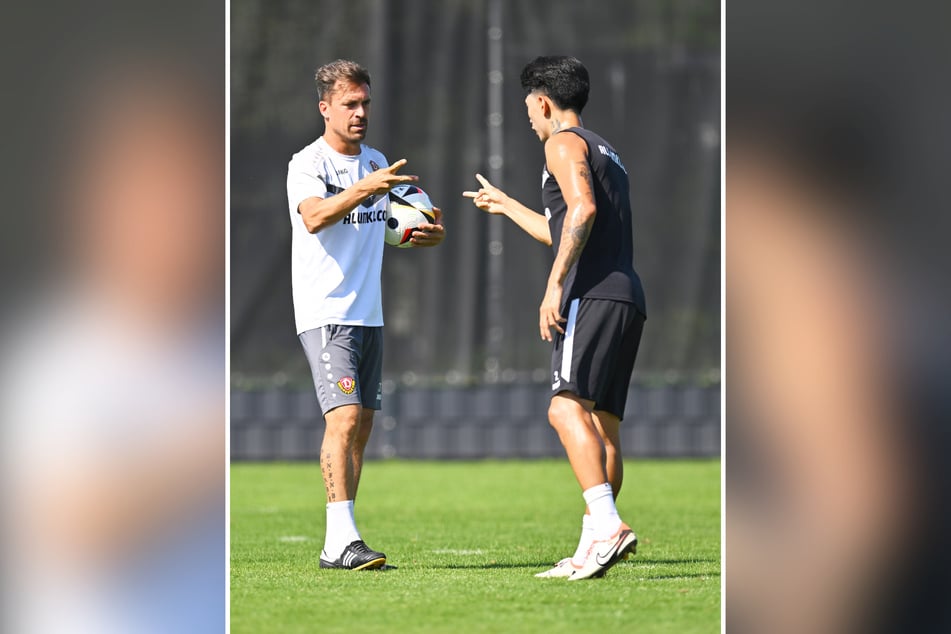 Thomas Stamm (l.) und Kyun Hyun Park (23) spielen "Schnick, Schnack, Schnuck". Geht es darum, dem Coach beim Wohnung einrichten zu helfen? Es steht unentschieden, beide haben Schere.