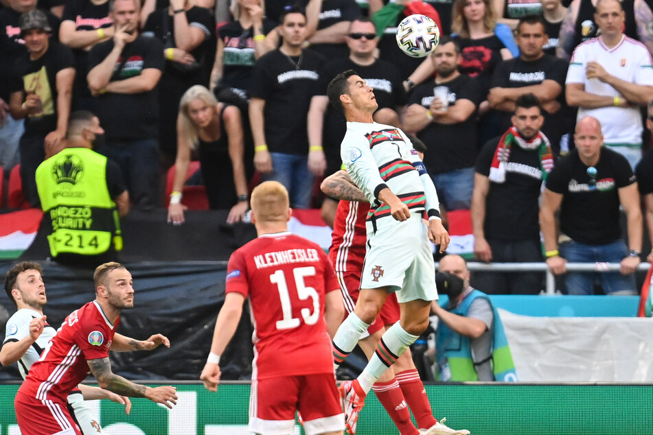 Steht in der Luft, köpfte aber daneben: Portugals Superstar Cristiano Ronaldo (r.), mit Einsätzen bei fünf Europameisterschaften jetzt Rekordhalter.